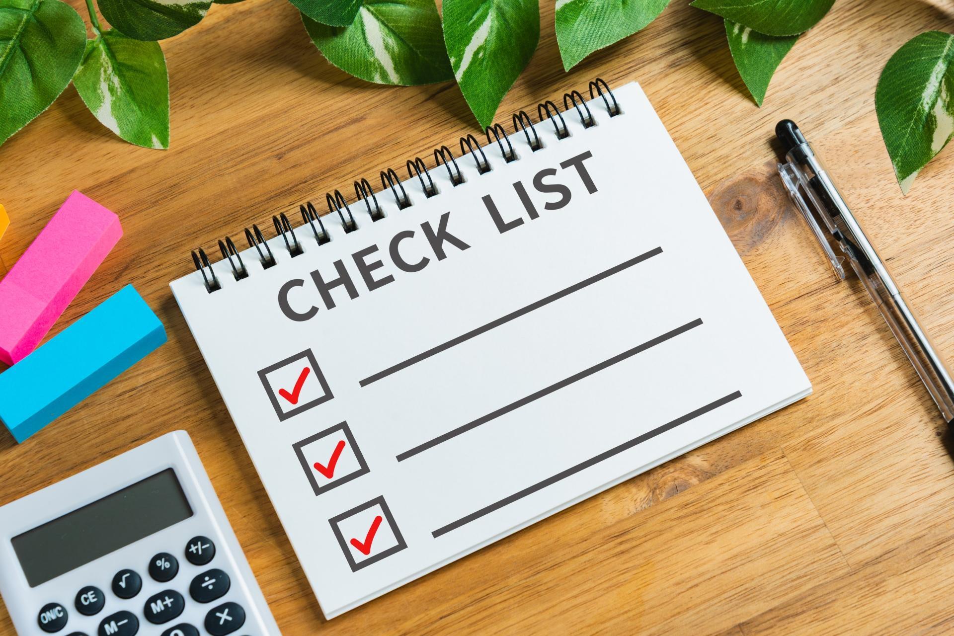 「CHECK LIST」と書かれたメモ帳や電卓、ボールペン