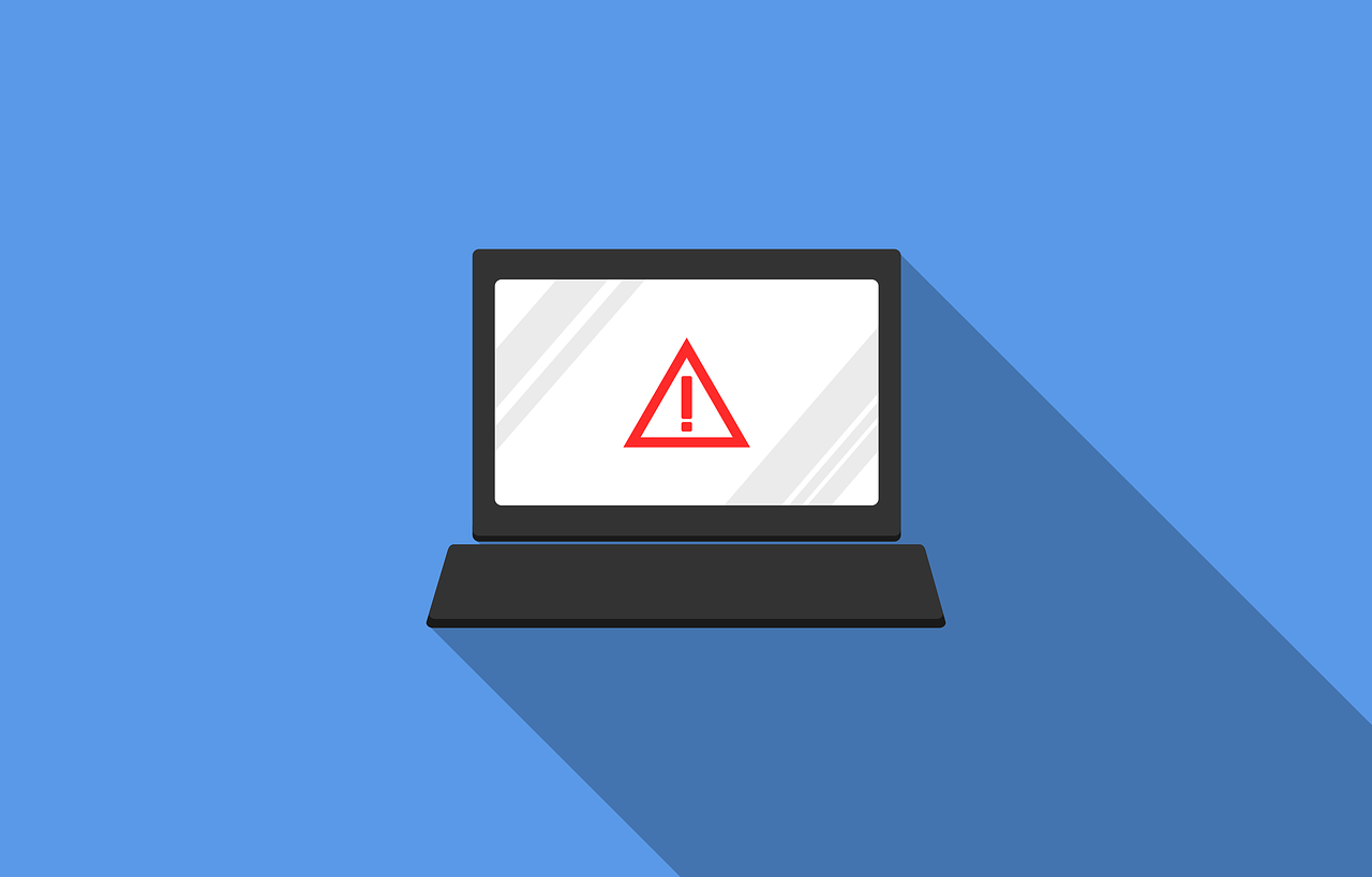 赤い警告マークを表示するノートPC