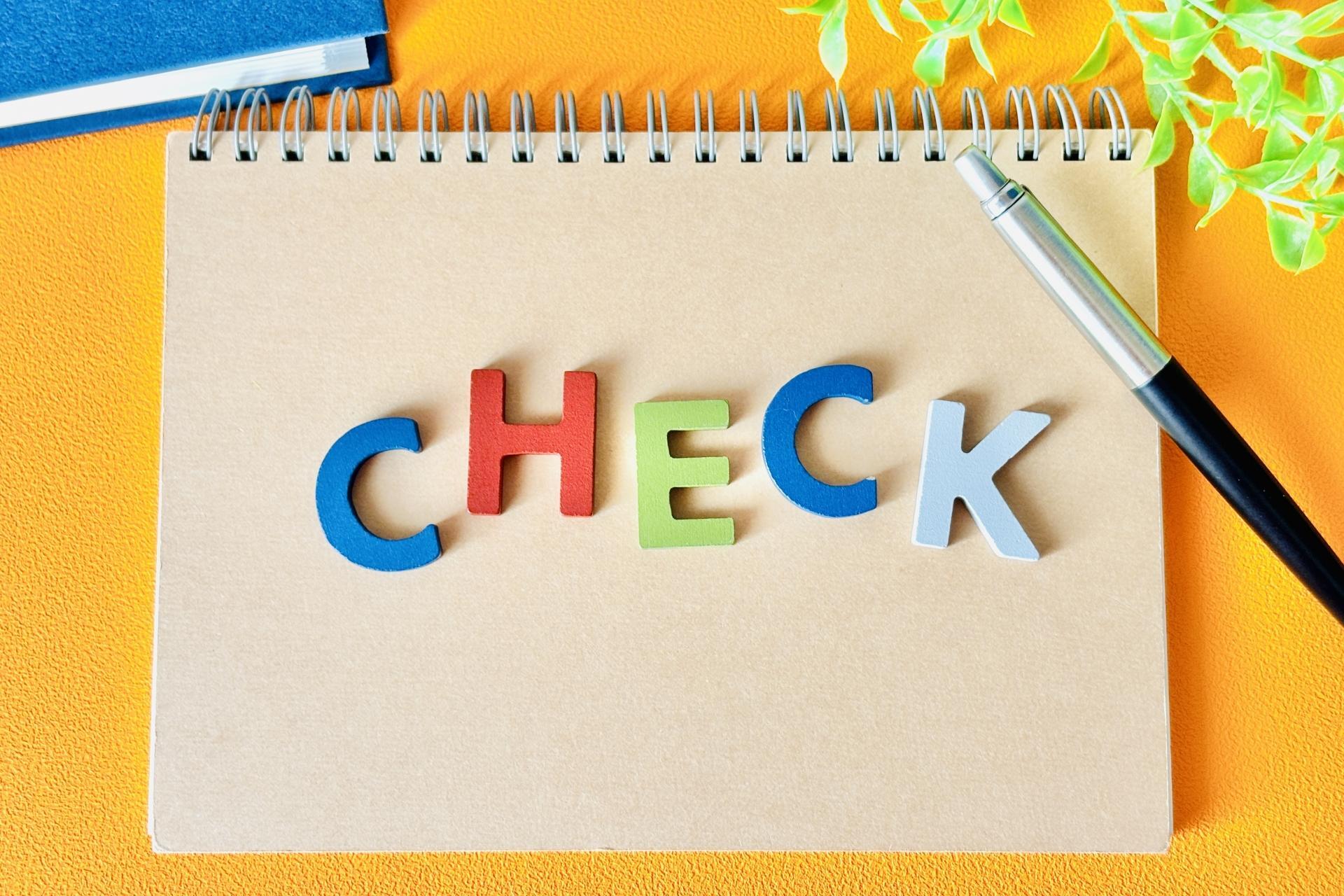 リングノートの上に置かれた「CHECK」のブロック