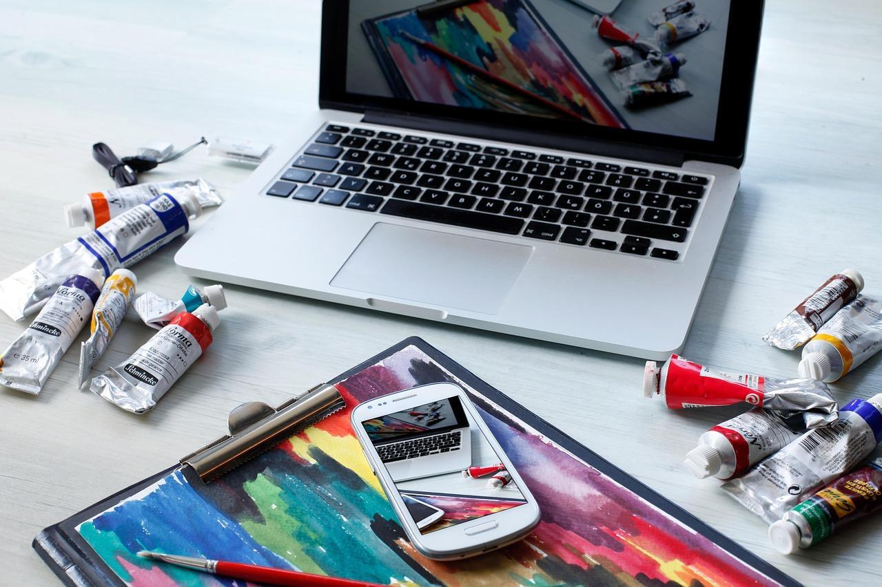 ノートPCやスマートフォン、大量の絵の具