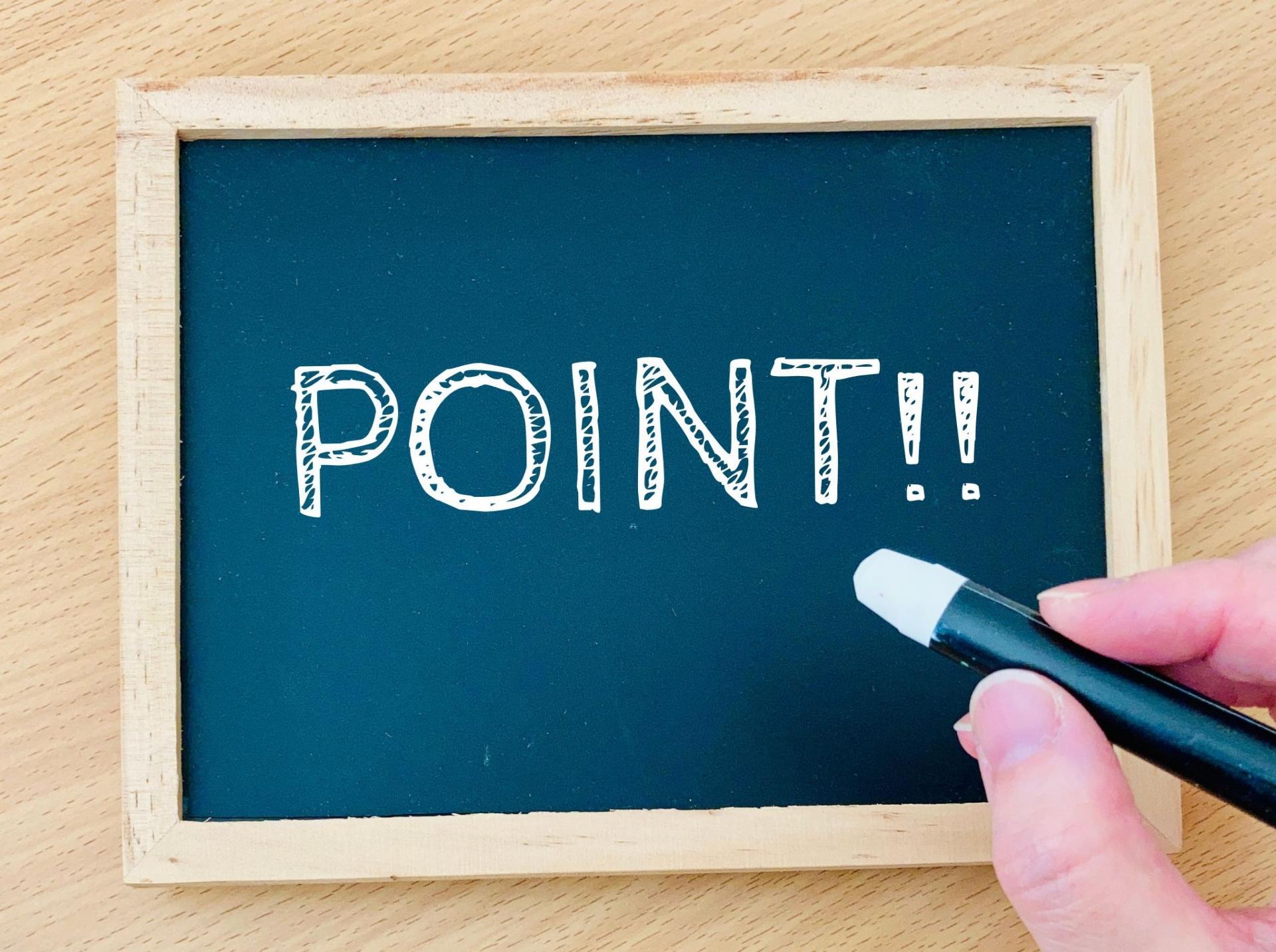 ボードに「POINT!!」と書き込む手元