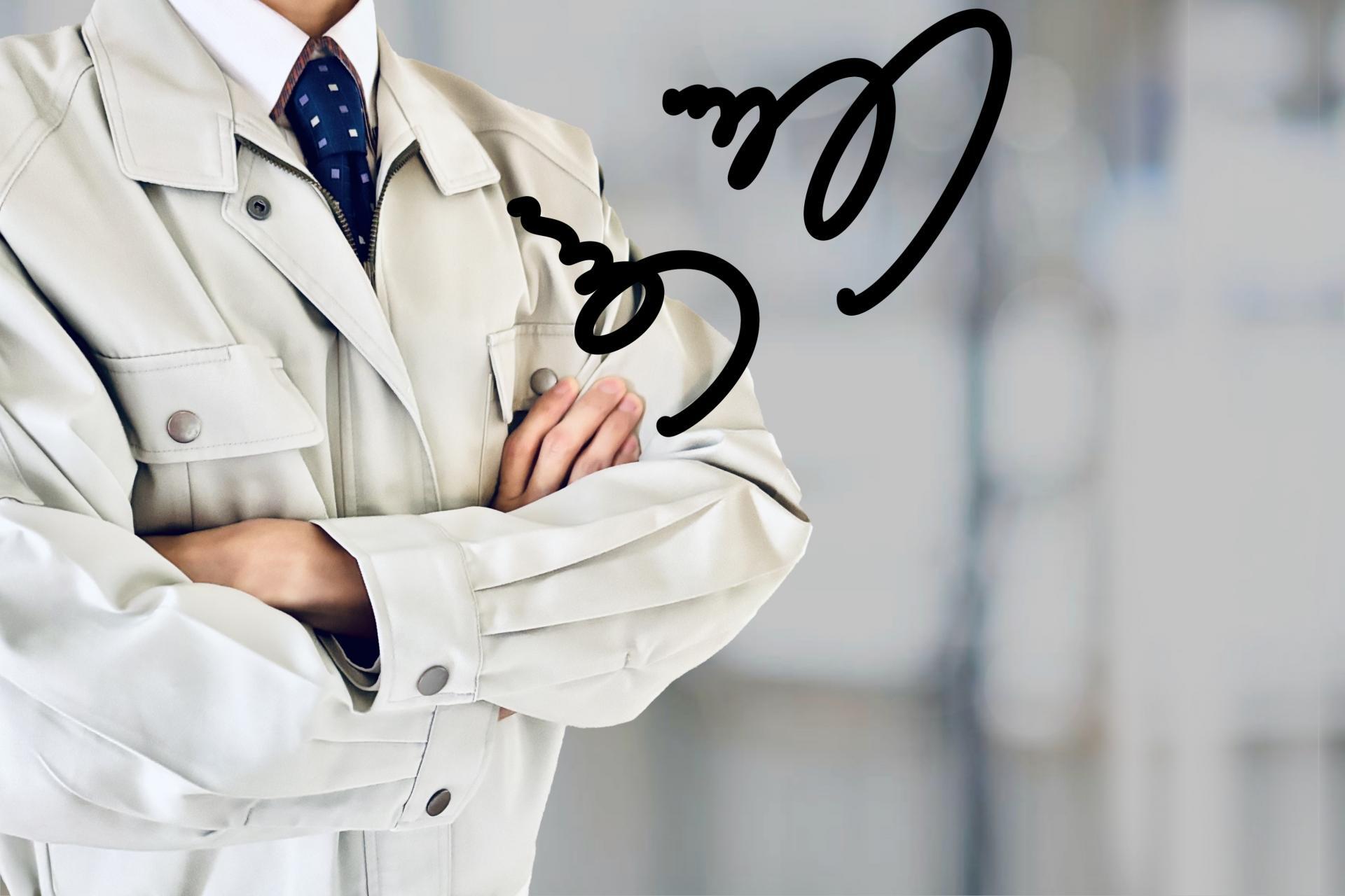 困った様子で腕を組んでいる人