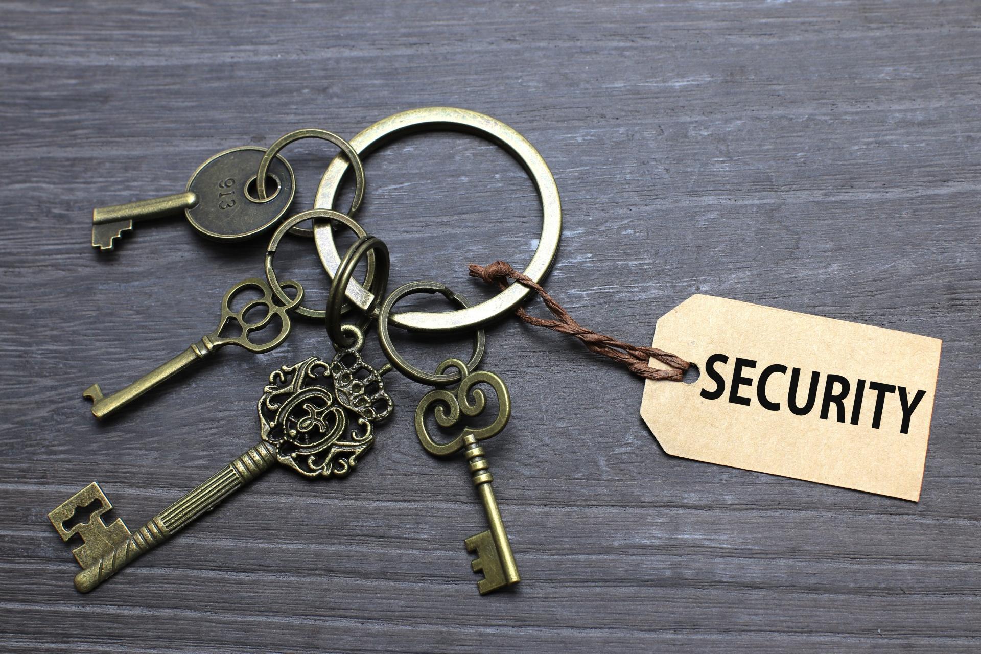SECURITYと書かれたタグ付きの鍵束