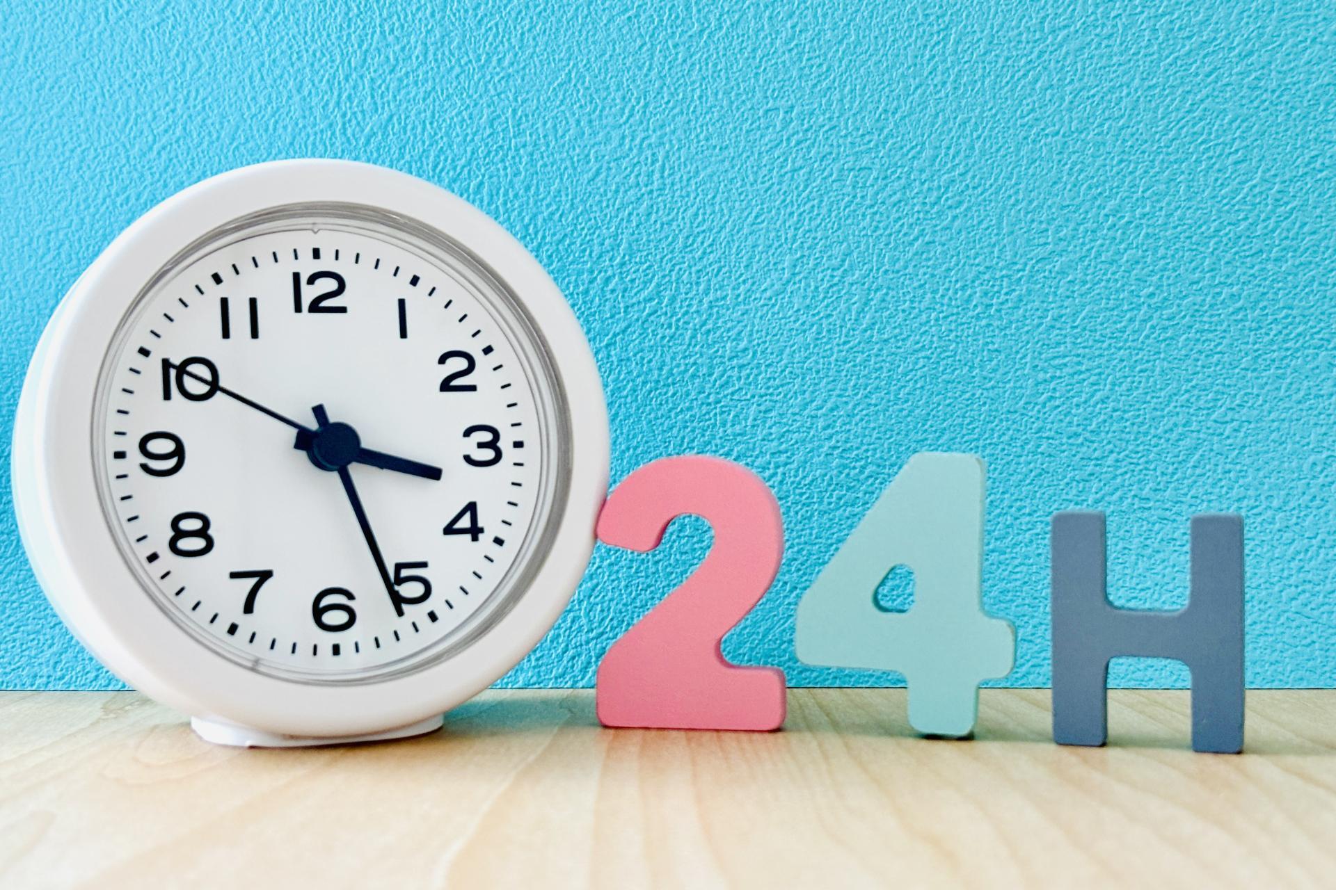 置き時計と、「24H」のブロック