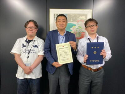 左から笹木経営企画部長、河村社長、平久経営企画部社内システムG長