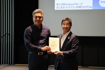 寄贈先代表へ贈呈証の授与