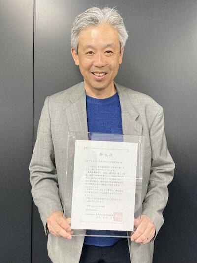お礼状を持つ有澤社長