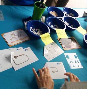 金属のペンで電子回路を描く