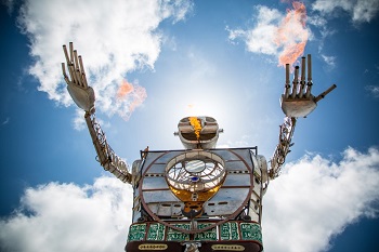 火を噴いて出迎えてくれる巨大ロボット