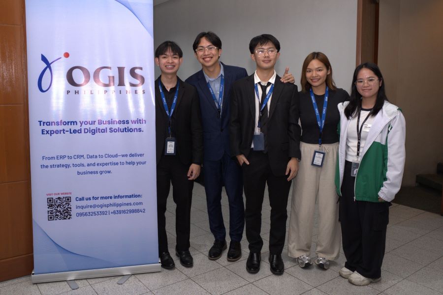 会場の入り口で