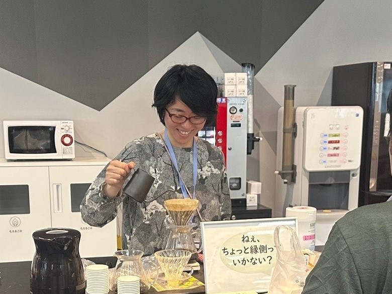 コーヒーを淹れているところ pic