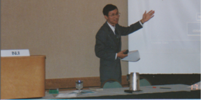 写真３．Session Chair と研究のプレゼン